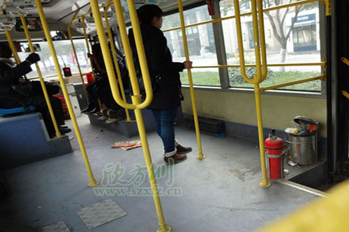 公交車上抓賊 小偷慌亂之中把錢(qián)丟進(jìn)垃圾桶