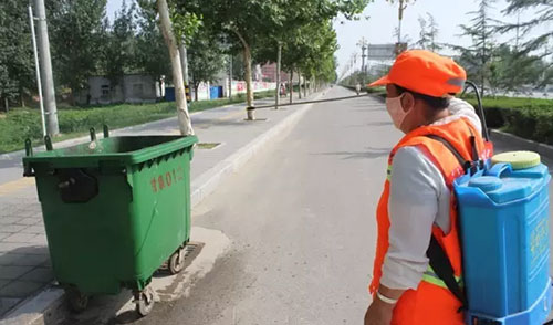 致敬環衛工人，細心消除垃圾桶邊的蚊蠅